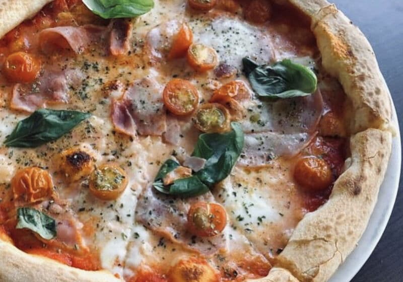 Frisch gebackene Pizza aus dem Steinofen