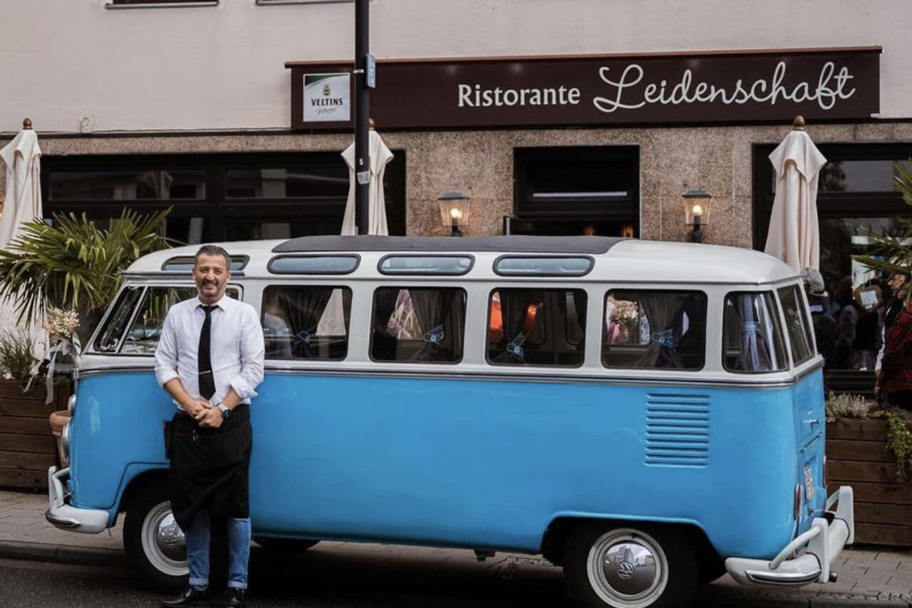 Ristorante Leidenschaft von außen, mit dem hauseigenen VW-Bus